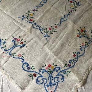 VINTAGE Embroidered Tablecloth / 6 Napkins